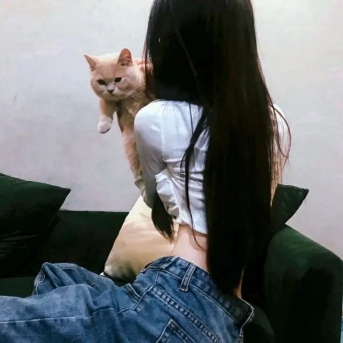 戴流苏耳环的少女